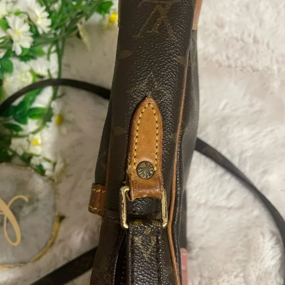 Authentic LV Vintage Crossbody bag - Picture 5 of 11